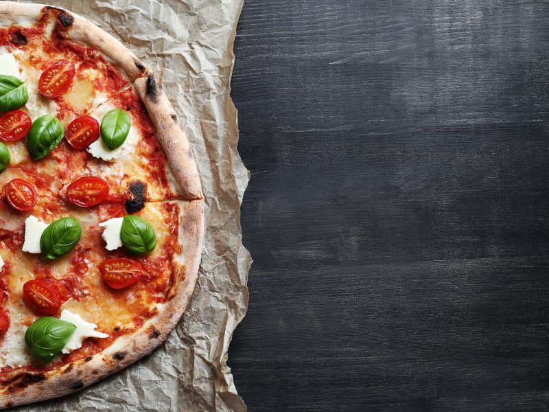 “Le Delizie di Charly 2: Pizza Napoletana e Pesce Fresco con Vista sul Mare di Falerna Marina”