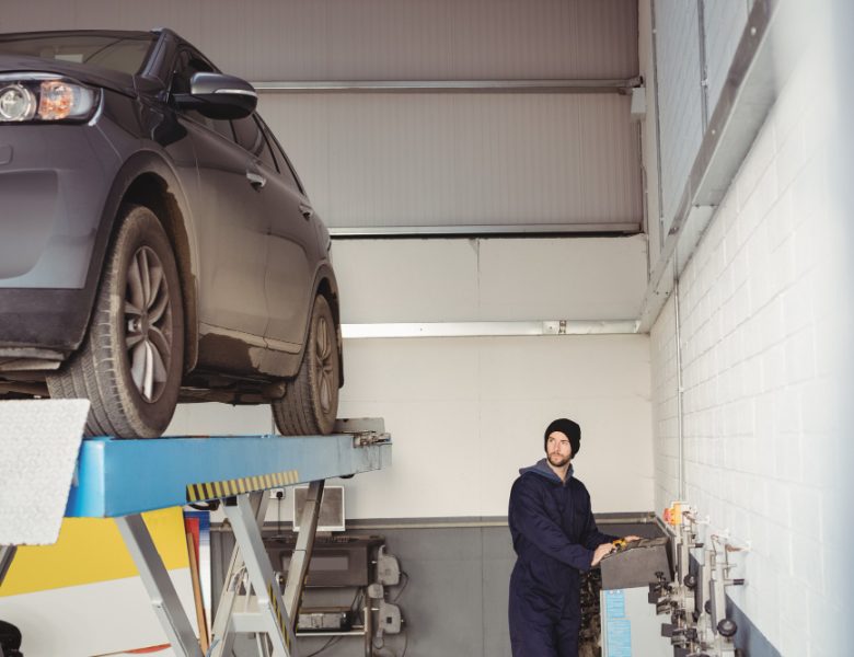 Sollevamento auto: come scegliere la piattaforma giusta per il tuo garage