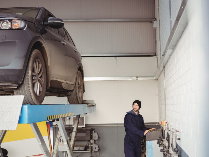 Sollevamento auto: come scegliere la piattaforma giusta per il tuo garage