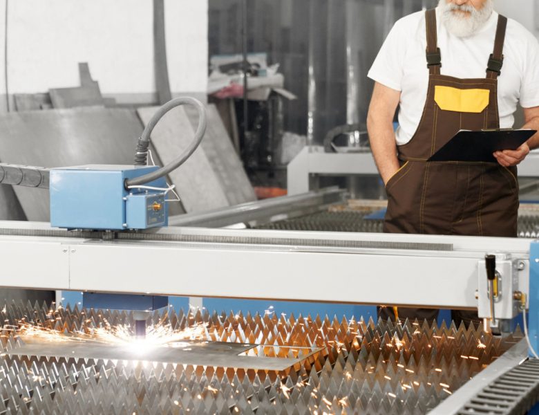 Macchine per la lavorazione della lamiera: caratteristiche e importanza nella produzione industriale
