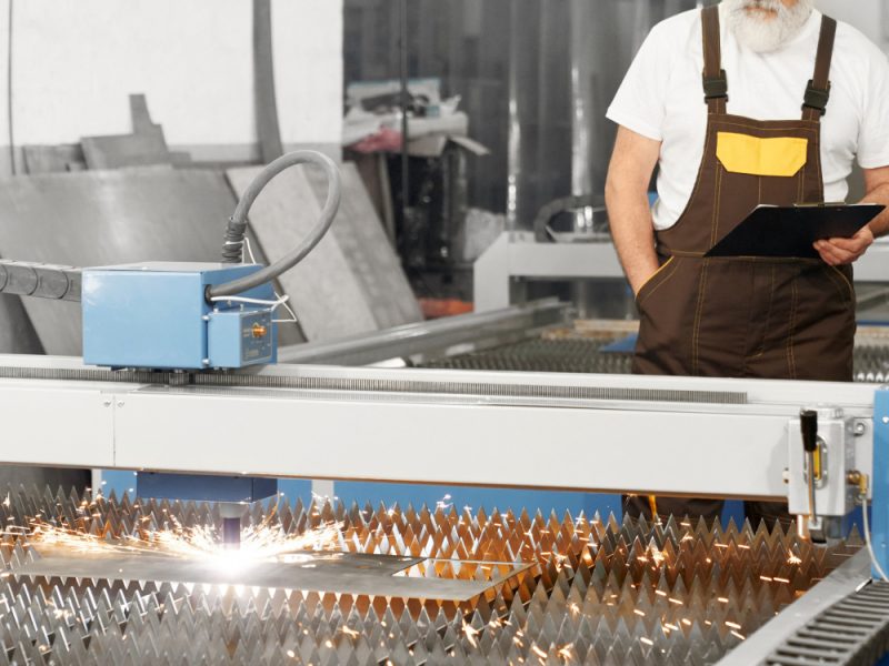 Macchine per la lavorazione della lamiera: caratteristiche e importanza nella produzione industriale